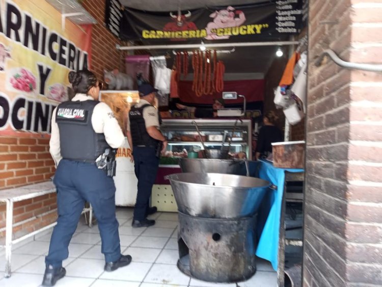 Buscan a hombre que aventó a perrito en aceite en carnicería de Tecámac