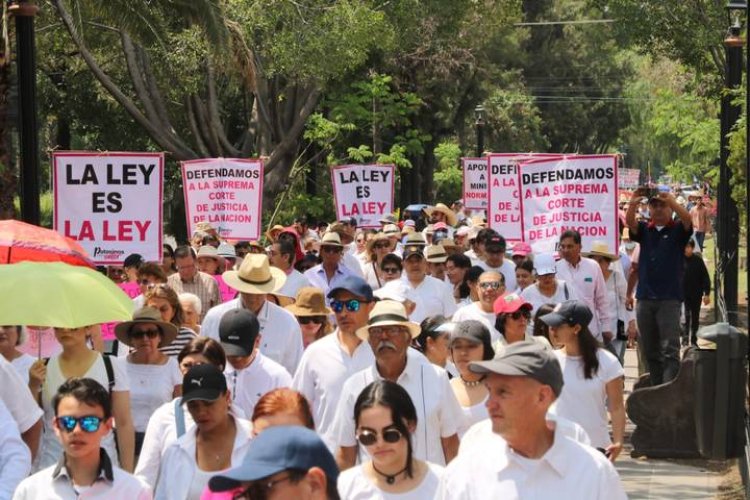 Marchan los potosinos en defensa de la SCJN