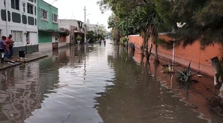 Fuerte lluvia inunda calles principales de Ecatepec, Edomex