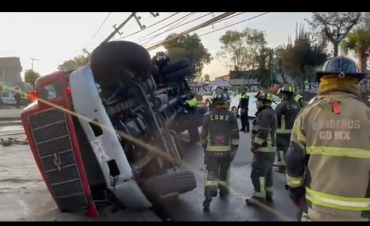 Vuelca pipa de bomberos en Tláhuac; acudían a un incendio que resultó falsa alarma