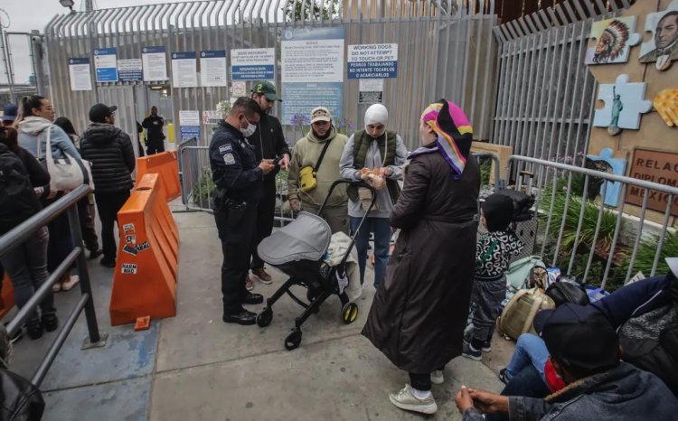 Migrantes que buscan asilo en EEUU se instalan en cruce fronterizo de Tijuana