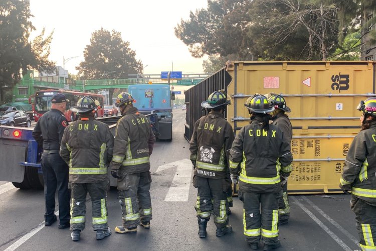 Vuelca contenedor de tráiler en la alcaldía Venustiano Carranza