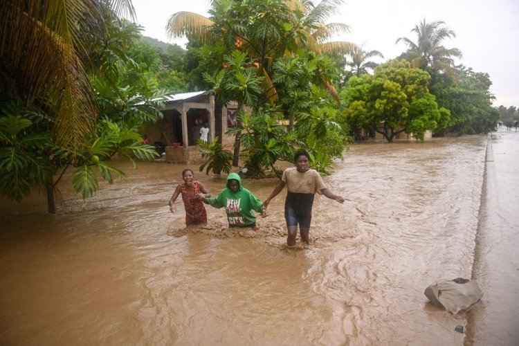 Azotan lluvias a Haití registra 42 muertos y 19 mil desplazados