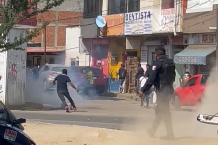Video: captan enfrentamiento entre presuntos comerciantes y policías en Oaxaca