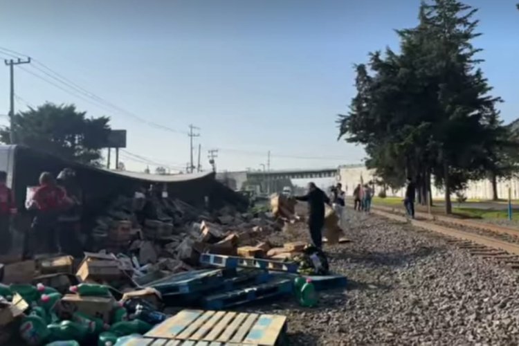 Vuelca tráiler con detergente en la Toluca-Atlacomulco