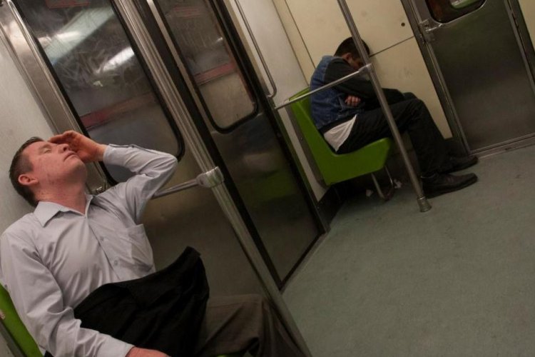 Atención: podrían multarte por dormir en el metro de la CDMX