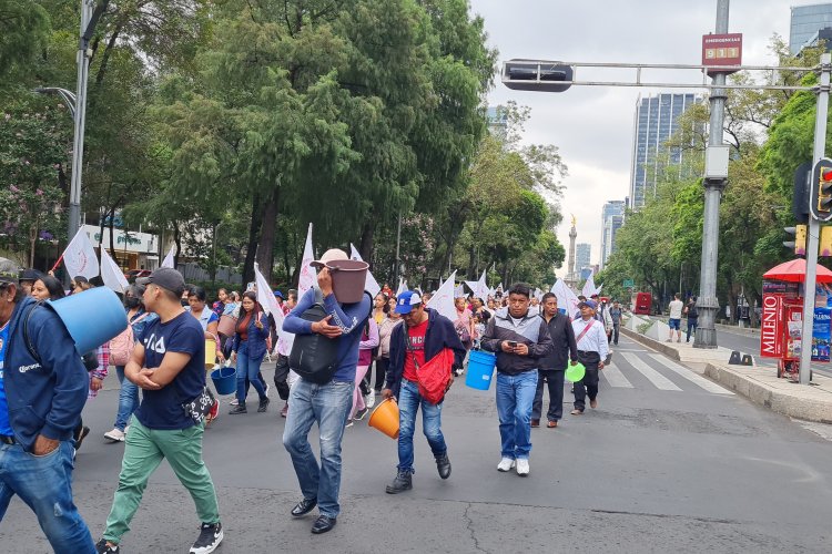 Con cubetas vacías; familias de Tláhuac denuncian a SACMEX por favoritismo en repartición de agua