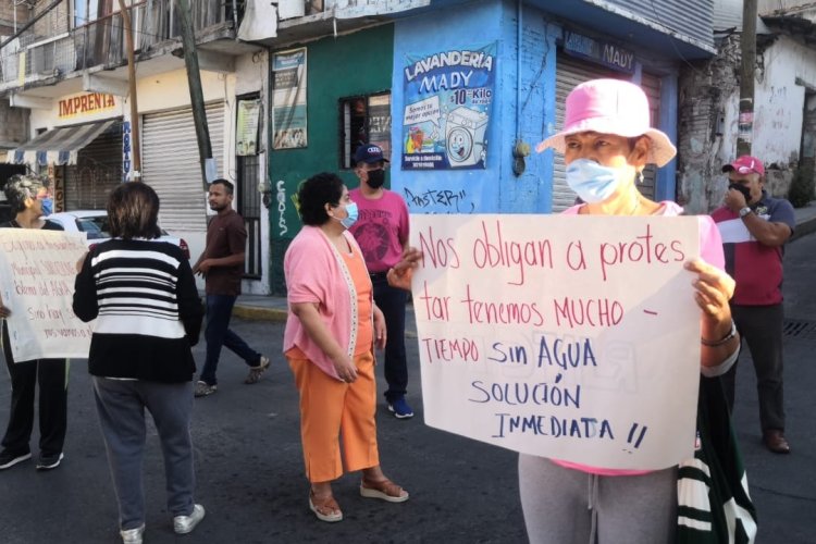 Con equipo antimotin, policías repliegan a colonos que exigían agua