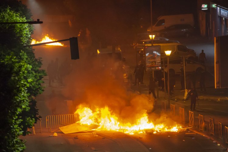 Queman cerca de 500 edificios y más de 550 coches en una noche en Francia durante las protestas