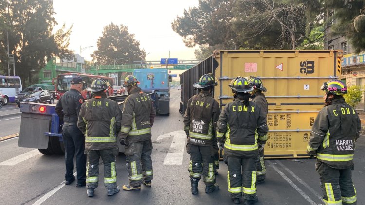 Vuelca contenedor de tráiler en la alcaldía Venustiano Carranza