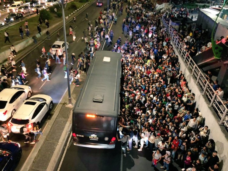 Noche caótica en la CDMX por cierre de estaciones en el metro