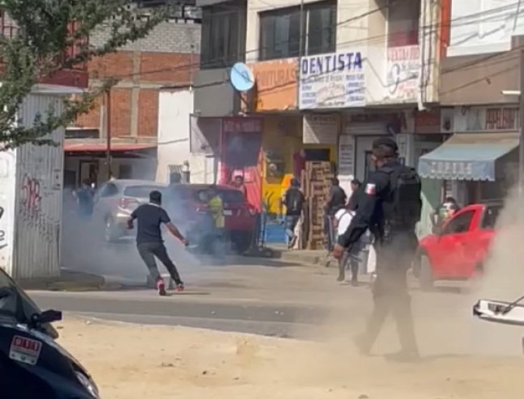 Video: captan enfrentamiento entre presuntos comerciantes y policías en Oaxaca