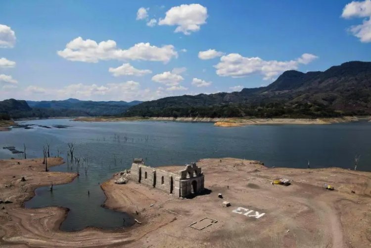 Iglesia anteriormente hundida emerge por altas temperaturas en Chiapas