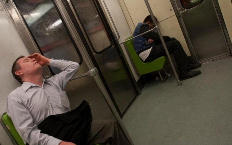 Atención: podrían multarte por dormir en el metro de la CDMX