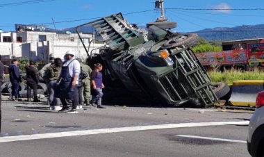 Vuelca camión de Sedena en autopista México-Puebla