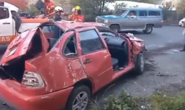 Aparatoso accidente en la México-Puebla deja tres heridos; una mujer quedó prensada en el vehículo