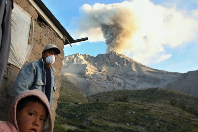 Declaran estado de emergencia en Perú por erupción del volcán Ubinas