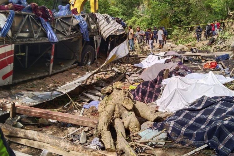 Van 29 muertos por la volcadura de autobús en Oaxaca