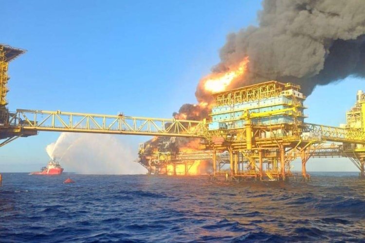 Reportan explosión en plataforma de Pemex de Campeche