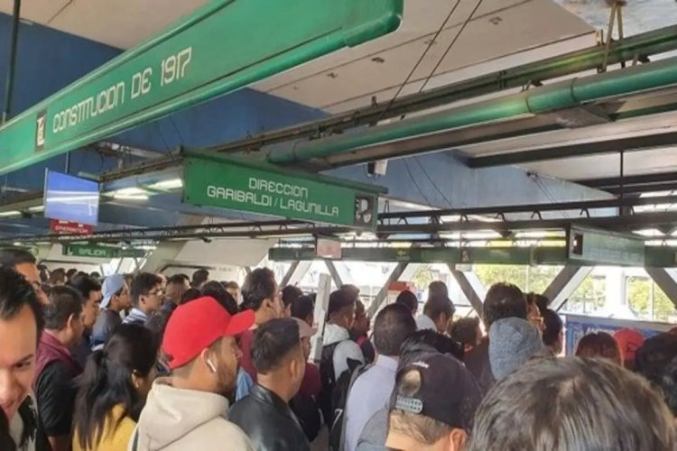 Navajean a joven durante riña dentro de la Línea 8 del Metro, CDMX