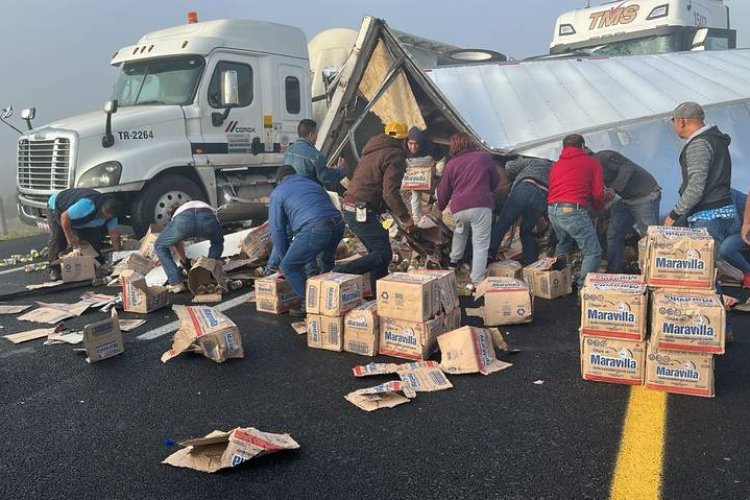 Tráiler que transportaba aceite se vuelca en la carretera México-Tulancingo