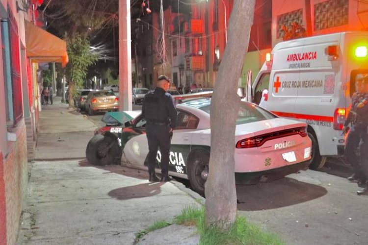 Por imprudencia policías de la CDMX estrellan su patrulla contra un poste