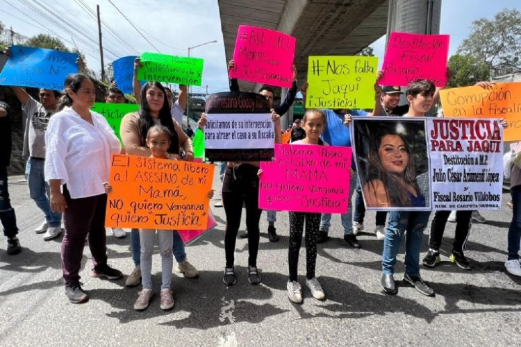 Manifestantes bloquean la México-Cuernavaca; exigen justicia por la muerte de una mujer en Acapulco