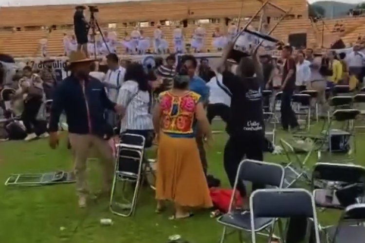 Video: Diputado morenista provoca pelea campal en Guelaguetza magisterial en Oaxaca