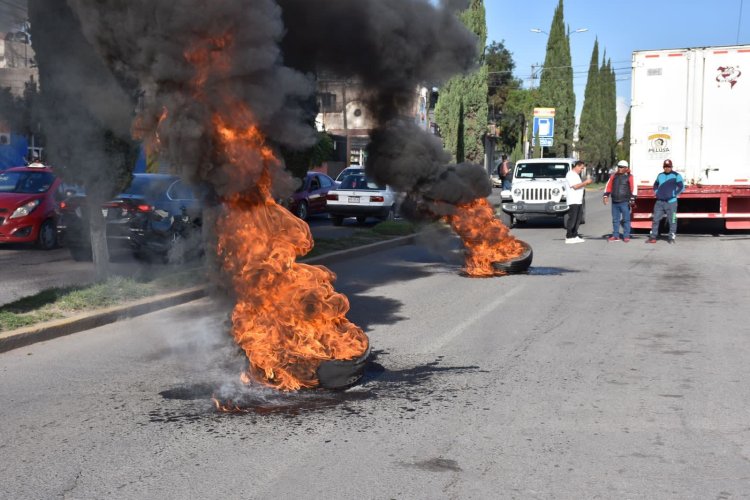 Realizan bloqueos y quema de llantas en protesta por muerte de hombre en Huehuetoca, Edomex