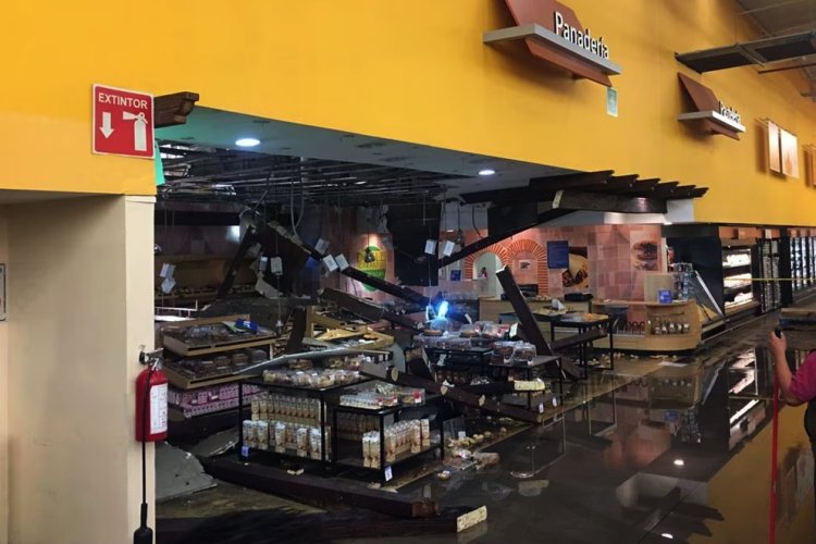 Por fuerte lluvia y granizo se desploma techo de supermercado en Ecatepec, Edomex