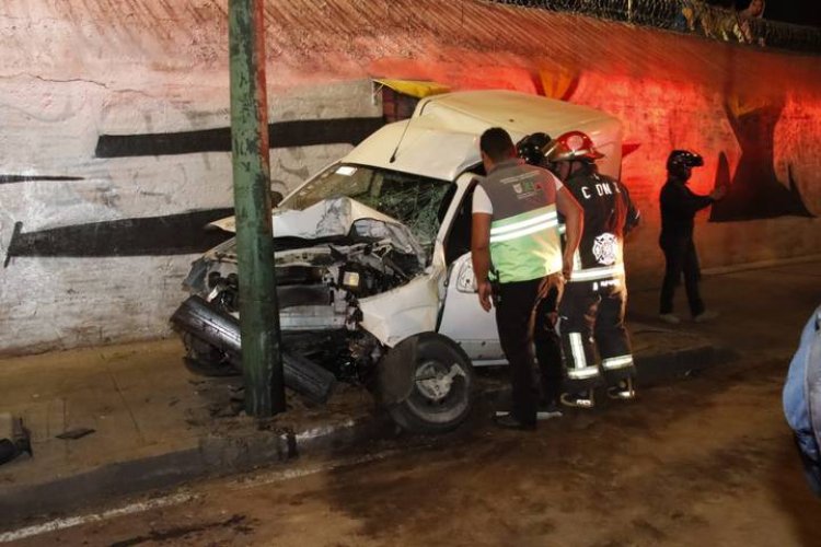 Por exceso de velocidad mujer choca en Iztapalapa, CDMX; su acompañante murió