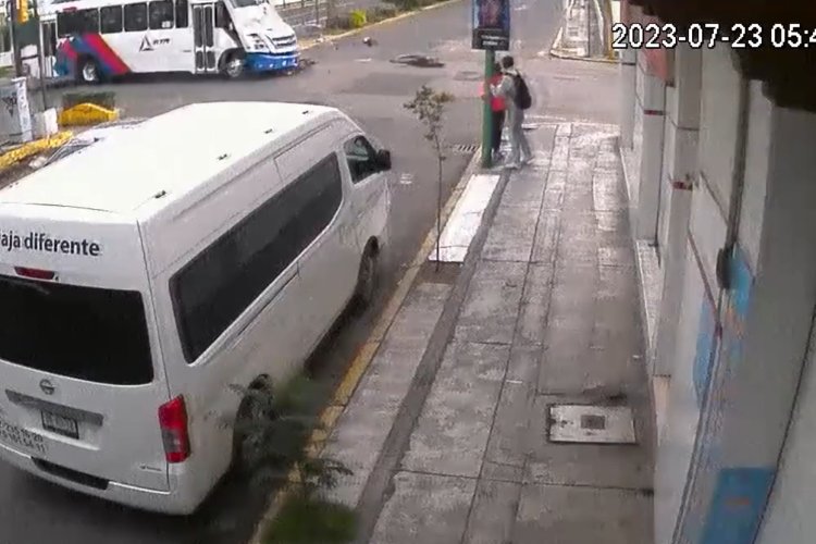 Video: Camión de pasajeros impacta a motociclista en calles de Toluca, Edomex