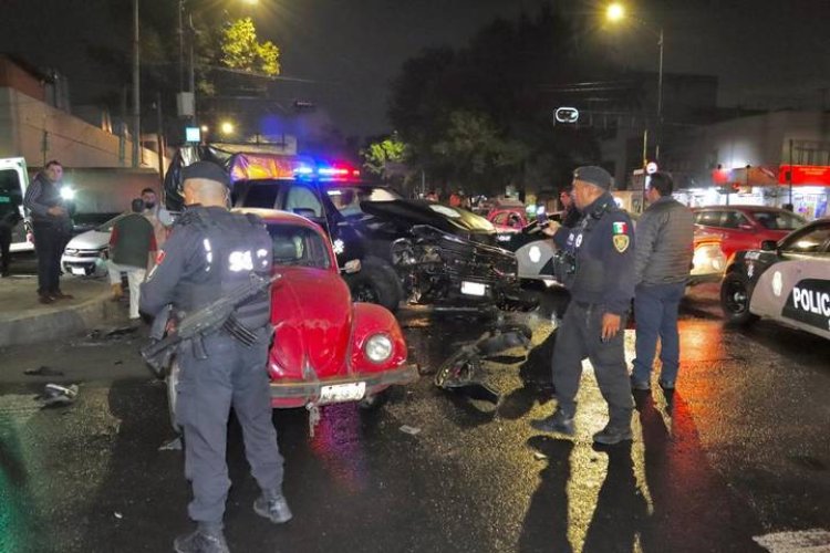 Patrulla de la CDMX embiste a dos vehículos en la alcaldía Venustiano Carranza