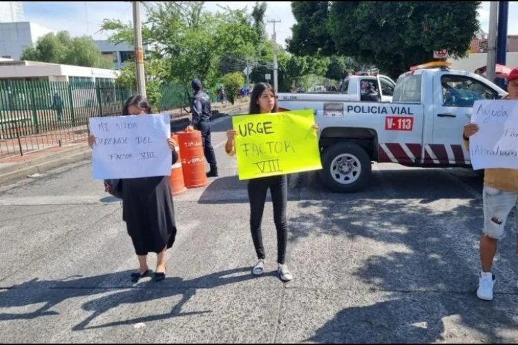 Familiares de pacientes con hemofilia se manifiestan y exigen medicamentos al IMSS