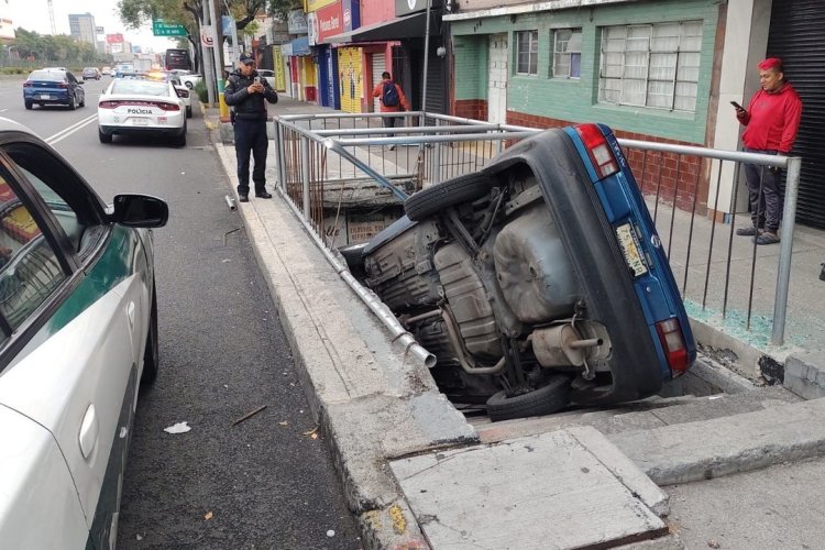 Automóvil cae en desnivel sobre Tlalpan