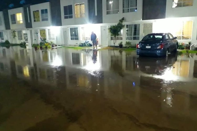 Por lluvias se desborda canal de aguas negras en Chalco