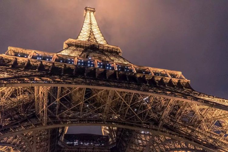 Mexicana es violada por 5 sujetos a un costado de la Torre Eiffel