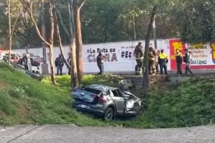 Auto se vuelca en Periférico e Insurgentes Sur, conductor muere