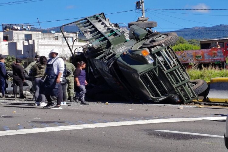 Vuelca camión de Sedena en autopista México-Puebla