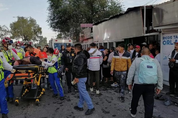 Atropellan a peatones afuera de metro Tepalcates; choque de dos autos