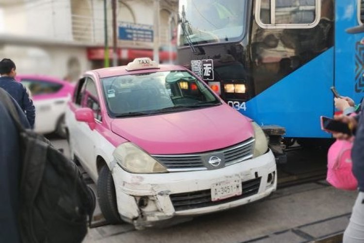 Reportan choque entre Tren Ligero y Taxi en la CDMX