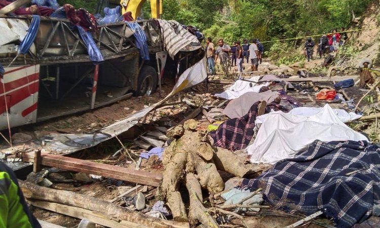 Van 29 muertos por la volcadura de autobús en Oaxaca