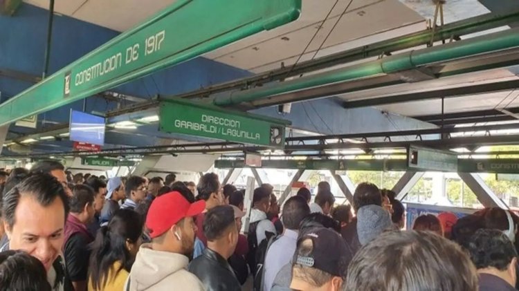 Navajean a joven durante riña dentro de la Línea 8 del Metro, CDMX