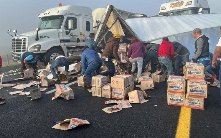 Tráiler que transportaba aceite se vuelca en la carretera México-Tulancingo