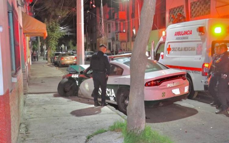 Por imprudencia policías de la CDMX estrellan su patrulla contra un poste