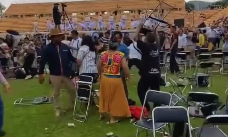 Video: Diputado morenista provoca pelea campal en Guelaguetza magisterial en Oaxaca