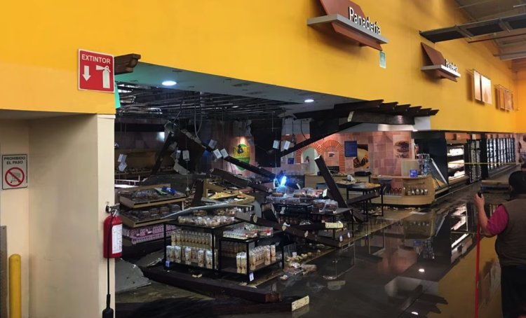 Por fuerte lluvia y granizo se desploma techo de supermercado en Ecatepec, Edomex