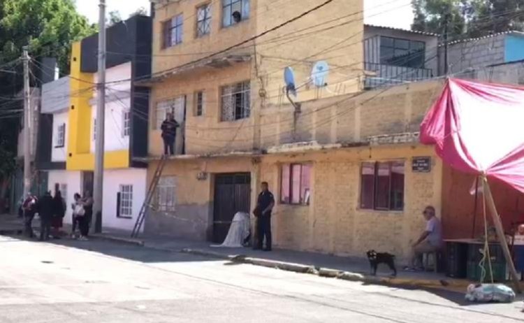 Hombre muere de un infarto en la calle, tardan 10 horas en levantarlo