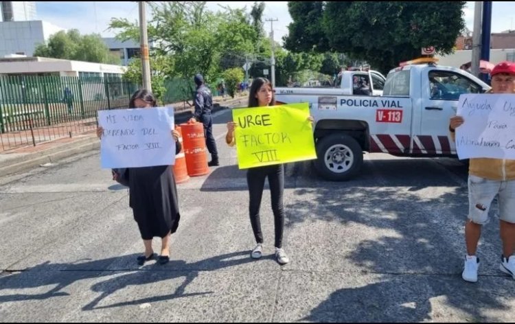 Familiares de pacientes con hemofilia se manifiestan y exigen medicamentos al IMSS