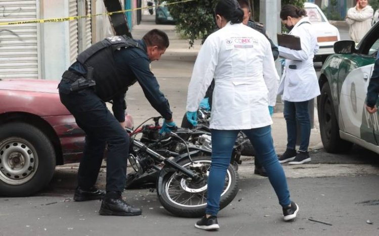 Conductor escapa luego de atropellar a motociclista en la CDMX